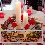 Декорација стола са свећама и цветним латицама