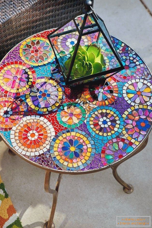 Декор стол са стаклом у боји