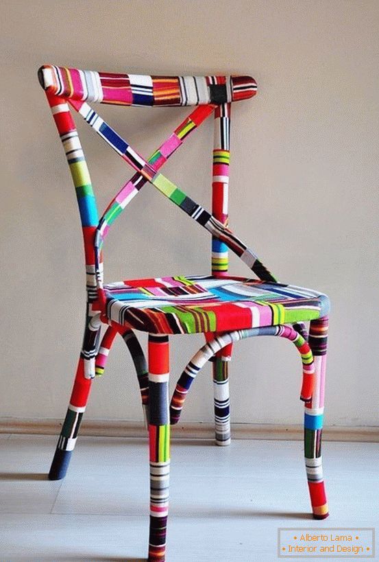 Лепљење столице са обојеним наљепницама