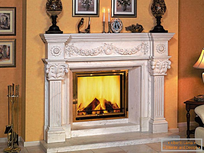 Гасни камин украшен у унутрашњости стила Арт Ноувеау ствара утисак о ватри од дрвених дрвних остатака. 