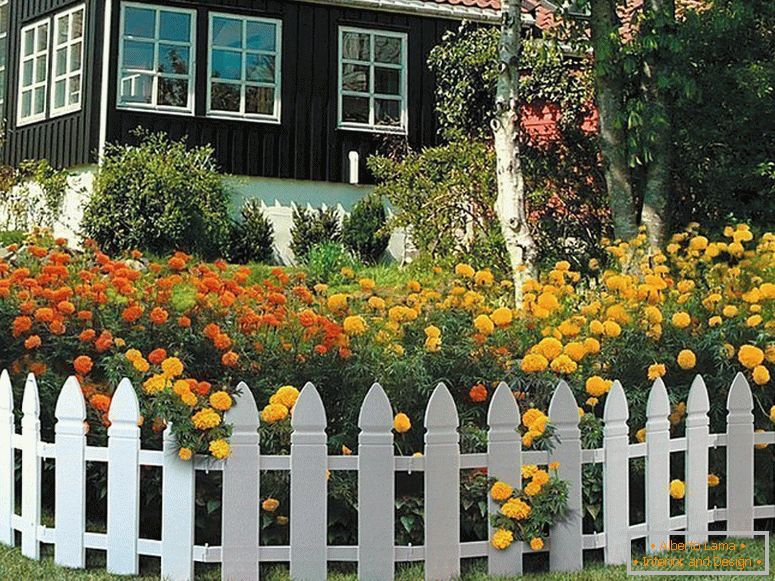 Украсна ограда перед домом