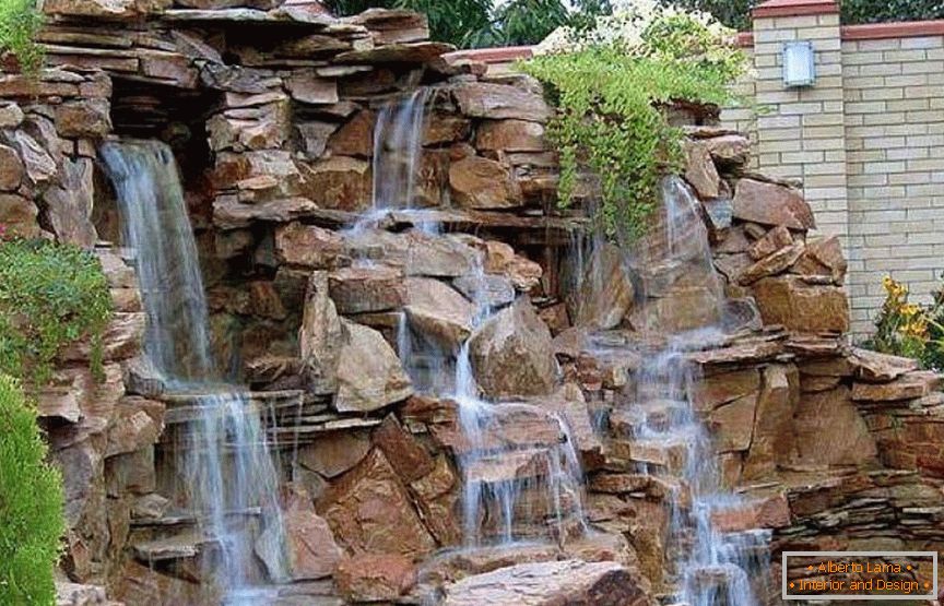 Декоративни водопад у забора