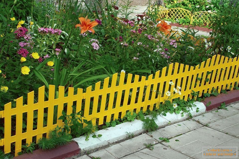 Пластична ограда