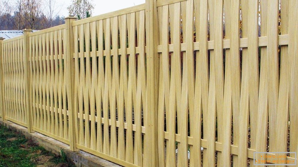 Плетена ограда од летвица