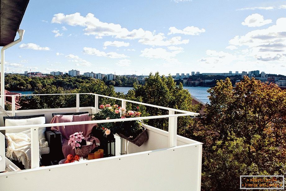 Балкон с погледом на град