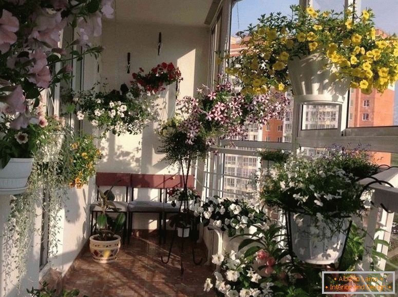 Балкон са цвијећем