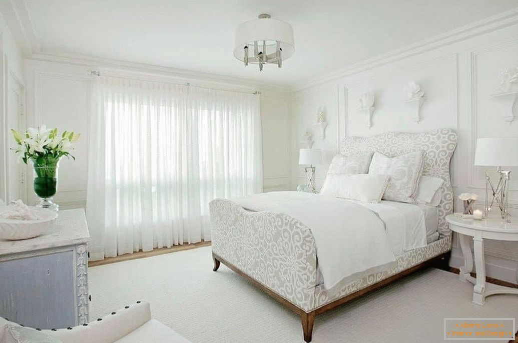 Дизајн беле спаваће собе у класичном стилу