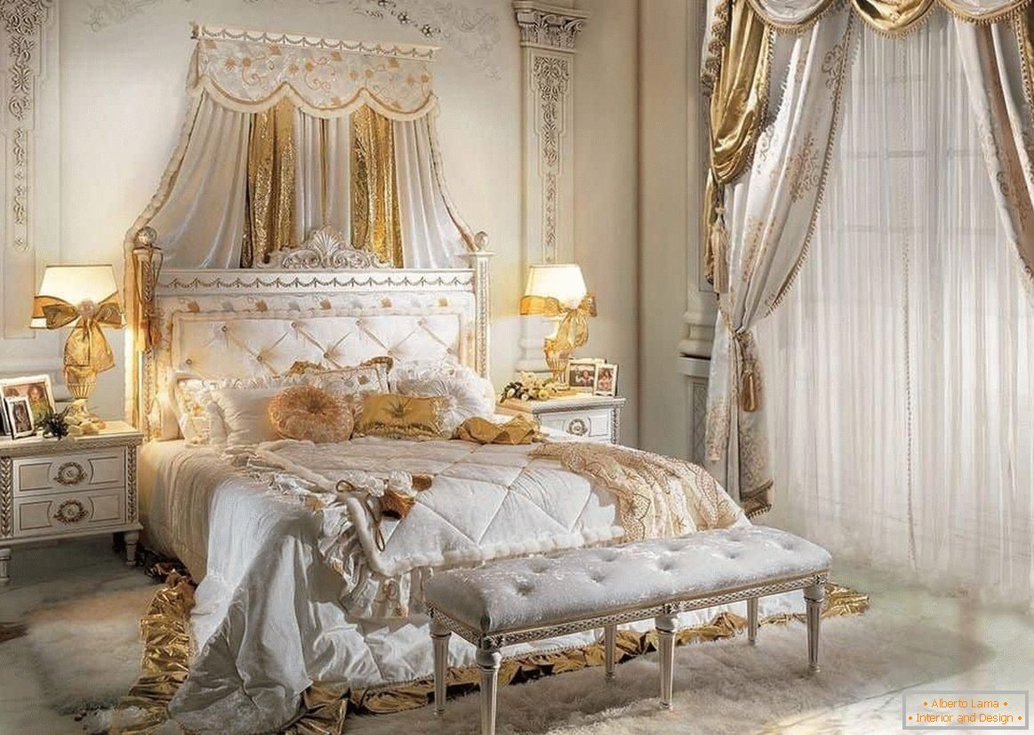 Кревет у класичној бијелој спаваћој соби и зид украшен штукатуром