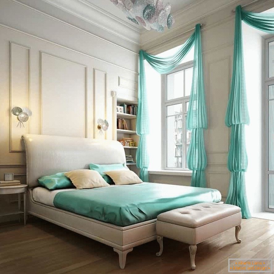 Бијели унутрашњост класичне спаваће собе може се разблажити обојеним постељама и завесама