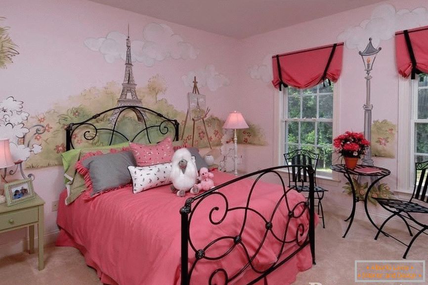 Спаваћа соба за девојчицу са осликаним зидовима