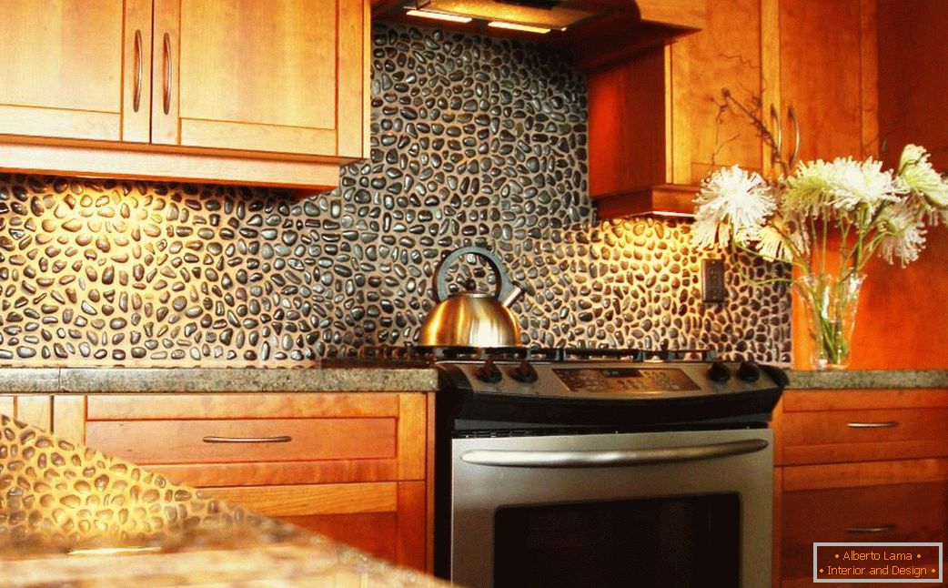 Предња плоча израђена од природног камена у кухињи