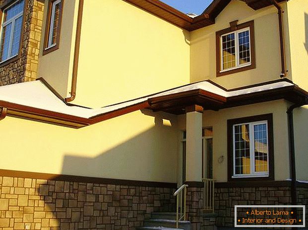 Жута украсна гипсана фасада код куће