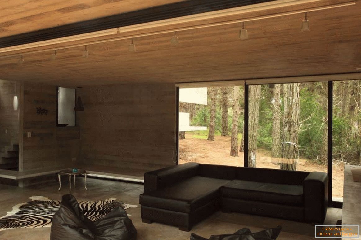 Дневна соба са завршном обрадом дрвета у дрвеној кући са панорамским прозором