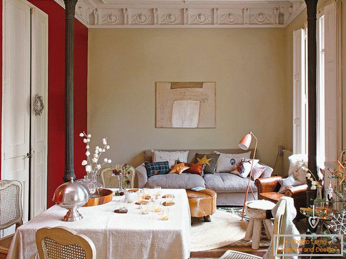 Елегантна дневна соба у стилу еклектицизма украшена слатким јастуцима. За новогодишњу декорацију собе, власник куће изабрао је занимљиву смрћу са стилским украсима.