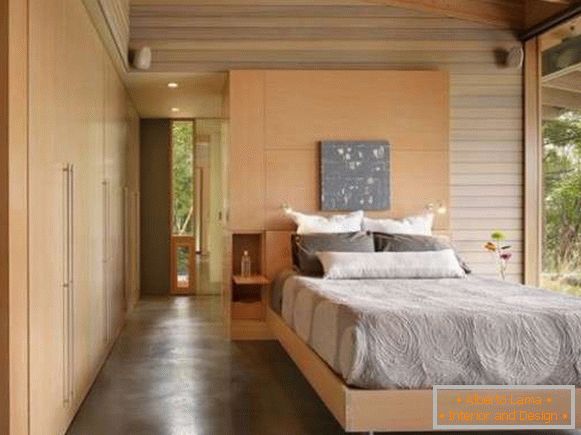 Унутрашњост спаваће собе у приватној кући - фотографија са великим прозорима