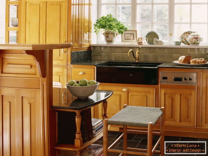 За квадратне кухиње најбоље је изабрати дрвени кухињски сет у облику слова Л.
