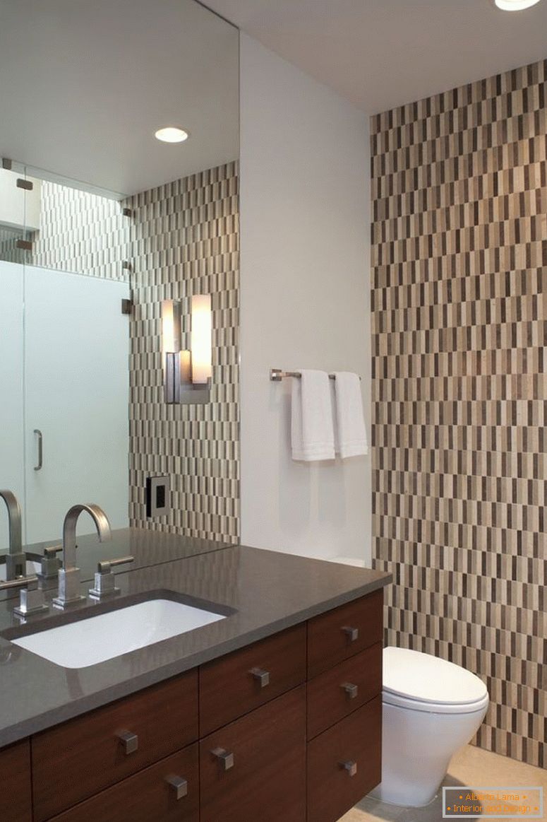 minimalist-lake-lb-купатило-ентеријер-дизајн-with-wooden-vanity-and-black-countertop-and-mirror-luxurious-bathrooms-interior-design-ideas-bedrooms-design-ideas-modern-bathrooms-design-bathroom