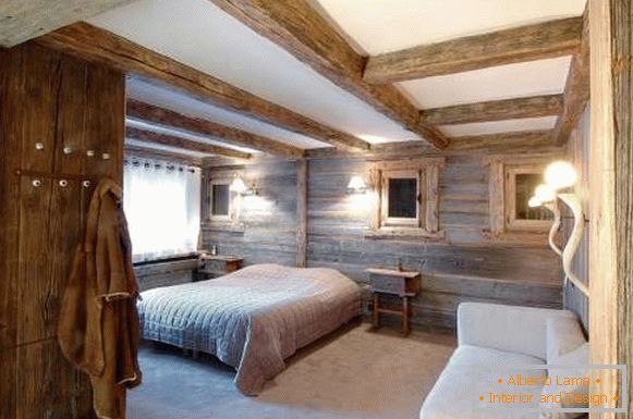 Унутрашњост спаваће собе у сеоској кући у стилу планинарског дома