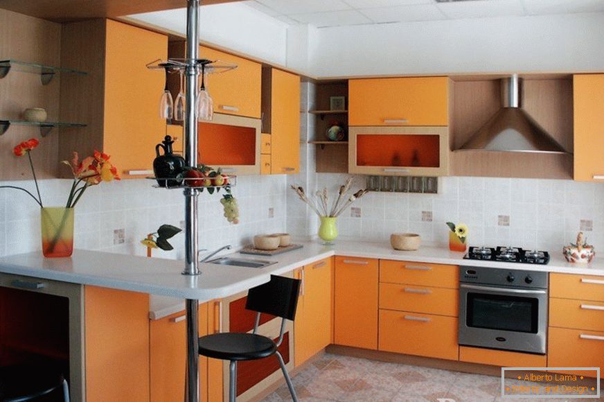 Наранџасти намештај у кухињи