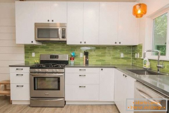 Дизајн угао кухиња у приватној кући - фотографија у бијелој и зеленој боји
