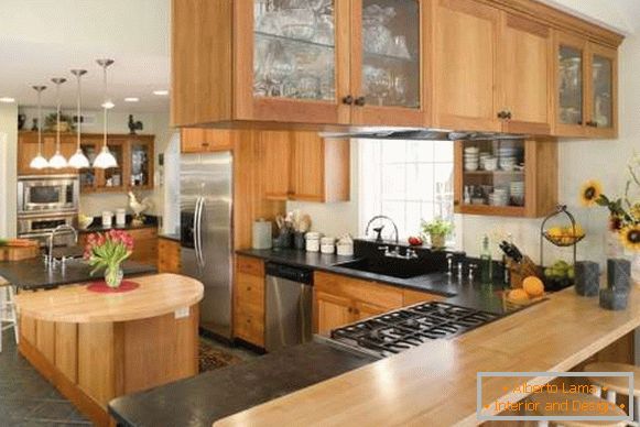 Модерна дизајнерска кухиња са оштрим и дрвеним шанком - фотографија у приватној кући