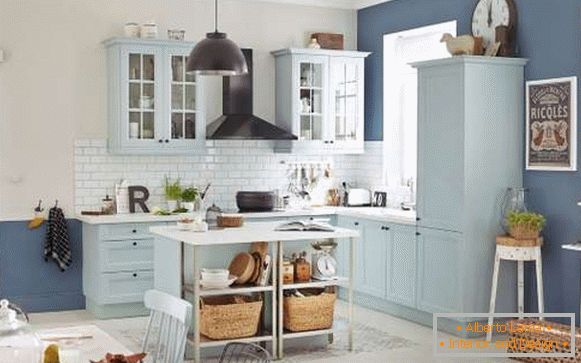 Плава кут кухиња са бијелим плочицама и плавим зидовима у унутрашњости приватне куће