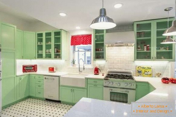 Зелена угла кухиња у приватној кући - модеран дизајн на фотографији