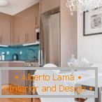 Комбинација плаве кецеље и сивог кухињског намештаја