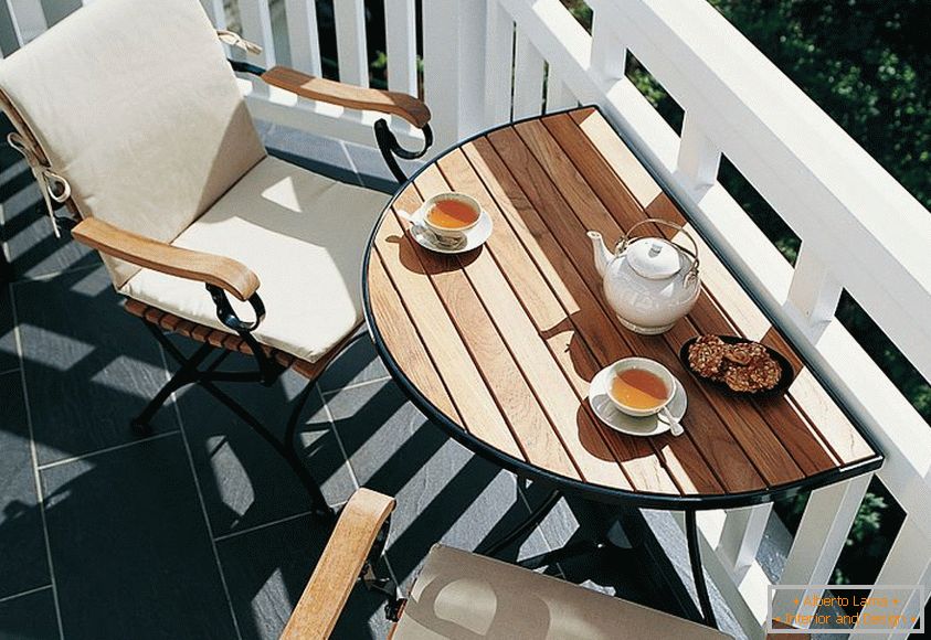 Мјесто за кафу на малом балкону