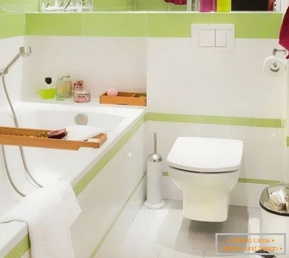 Мала комбинована купатила са бијело-зеленим плочицама