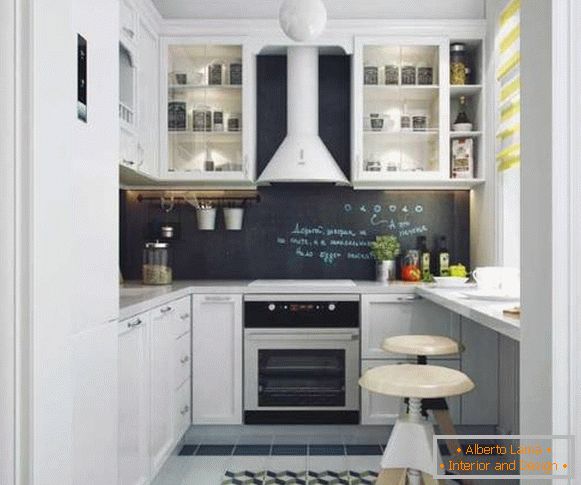 Модеран дизајн мале кухиње површине 6 квадратних метара са шанком уместо прозорског полица