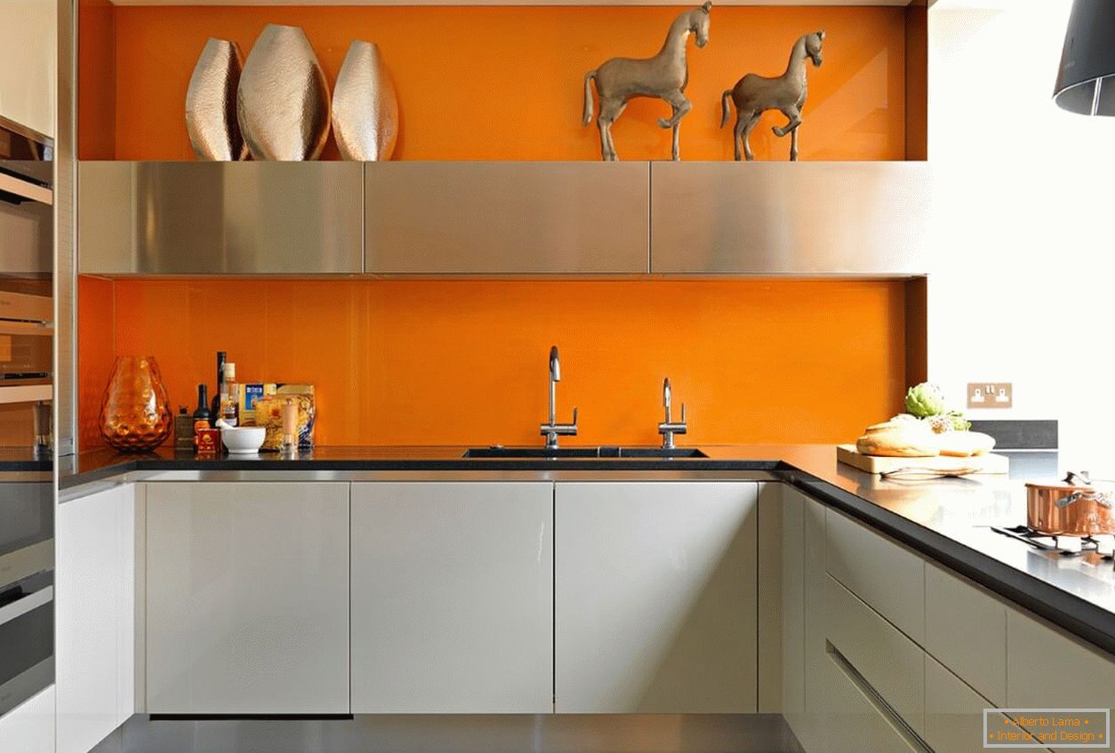 Оранжна бочица у кухињи