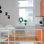 Бела са наранџастом у кухињи