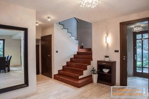 Дизајн ходника у приватној кући са великим огледалима и степеницама