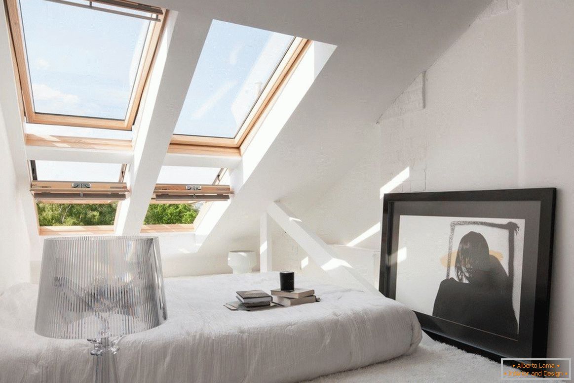 Удобна спаваћа соба са прозорима на крову