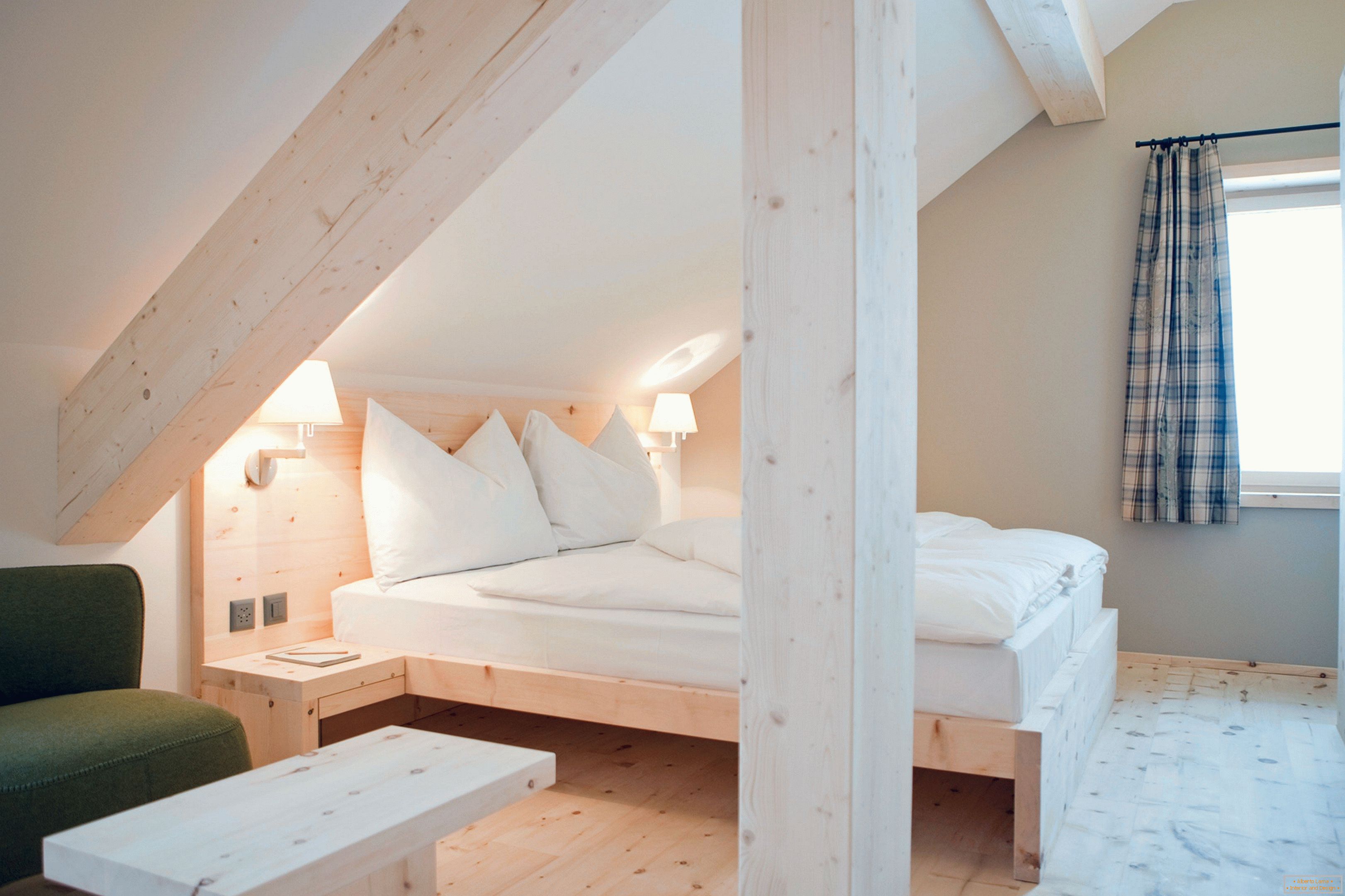 Еколошка спаваћа соба са дрвеним одјећом