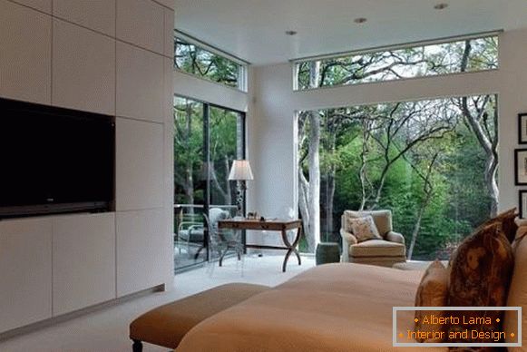 Еколошки стил спаваће собе са великим прозорима
