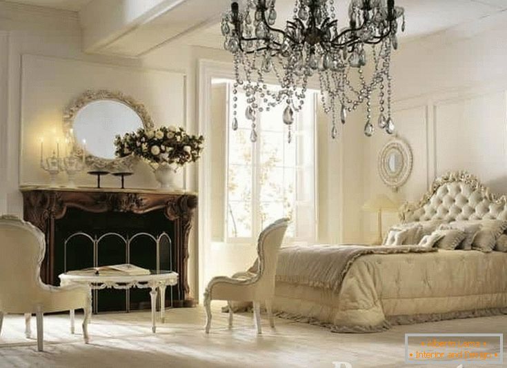 Бела и беж соба у класичном стилу са камином