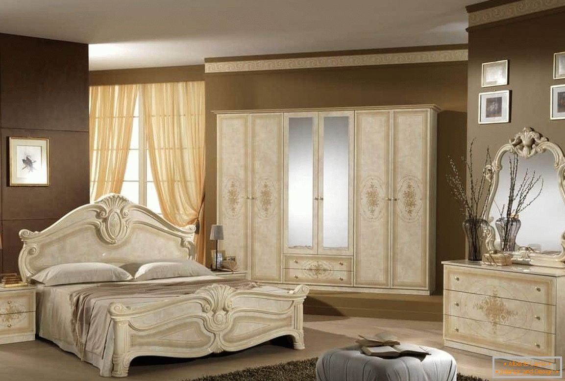 Дизајн класичне спаваће собе - беж мебл и браон зидови