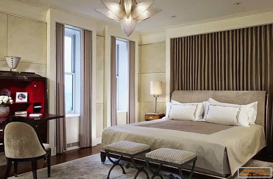У дизајну спаваће собе у класичном стилу, старински елементи намјештаја