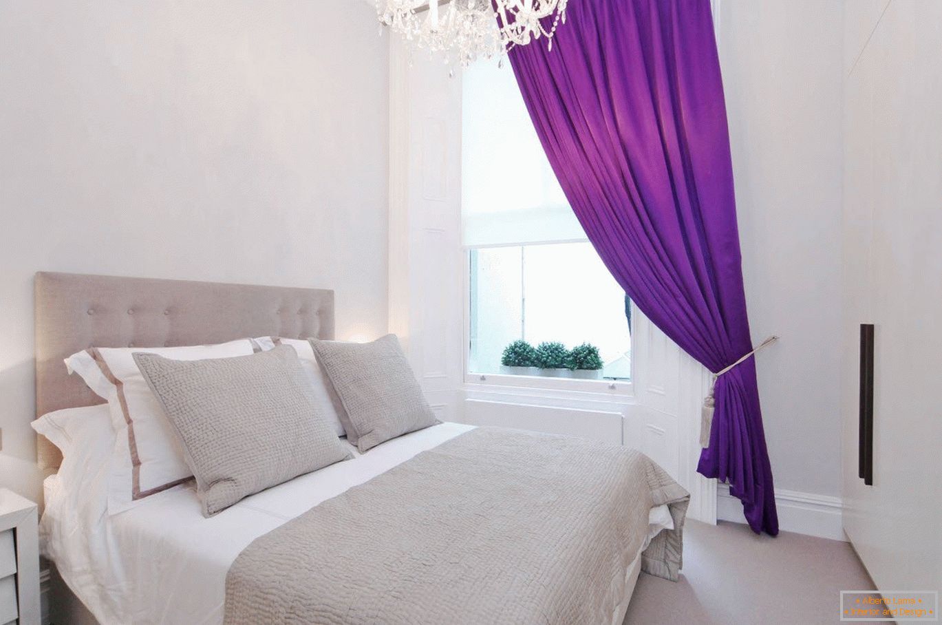 Пурпурне завесе у белом унутрашњости спаваће собе