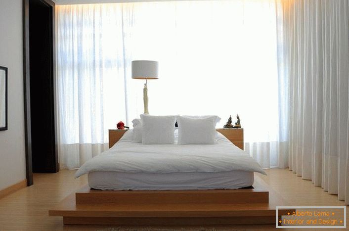 Кревет подсећа на велики меки перо кревет, који се налази на високој писти од дрвета. Завесе од мекане, прозирне, летеће тканине чине атмосферу у соби романтичном и опуштајућом. 