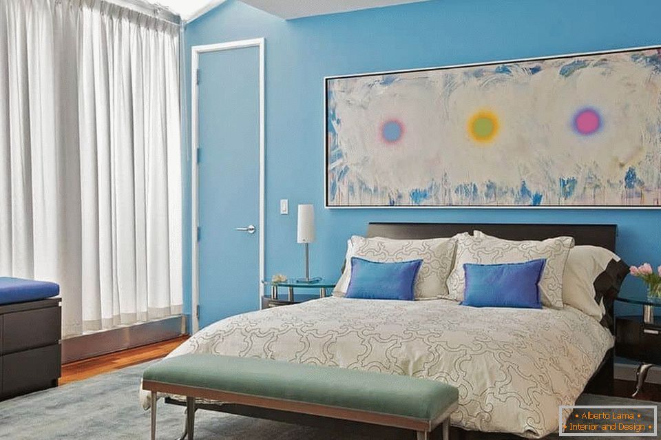 Светла спаваћа соба с голубыми стенами