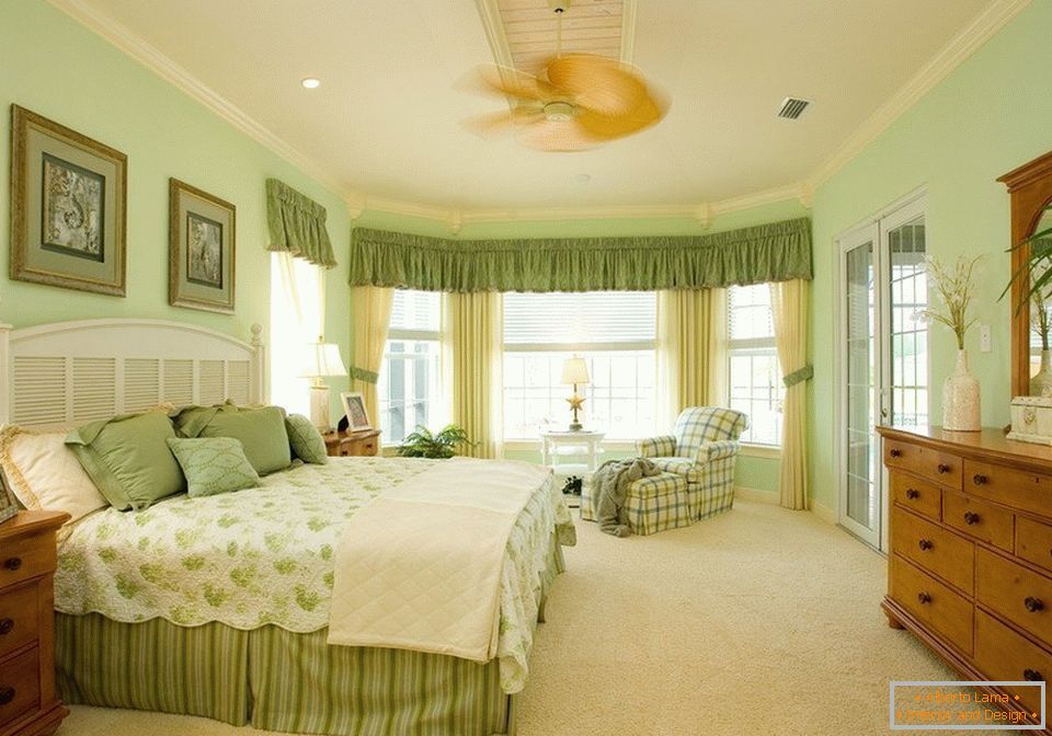 Унутрашњост простране спаваће собе у зеленим бојама