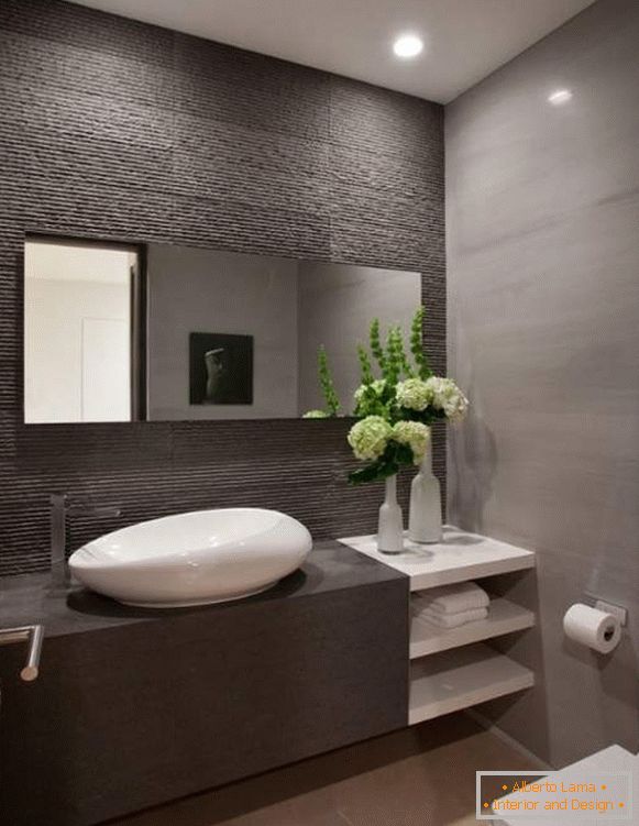 Црно-бели дизајн тоалета - фотографија прелепе собе
