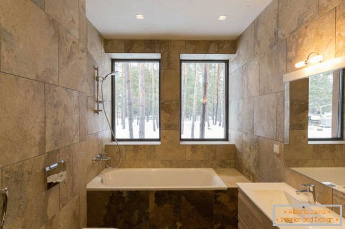 Необично решење за дизајн купатила у минималистичком стилу је употреба за завршну обраду керамичких плочица, имитирајући текстуру природног камена.