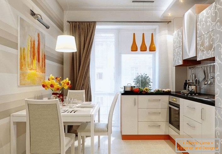 Елегантан дизајн за ентеријер кухиње 12 м2. Нагласак наранџе чини собу топлијим.