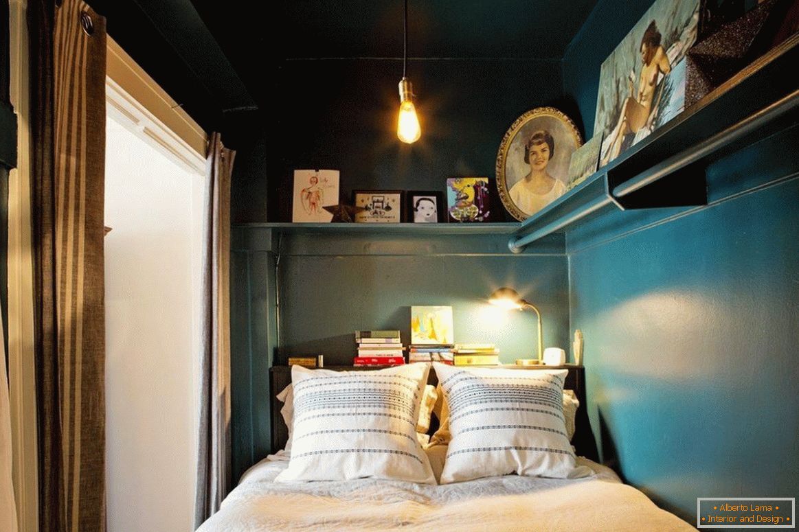 Мала спаваћа соба у тамној боји
