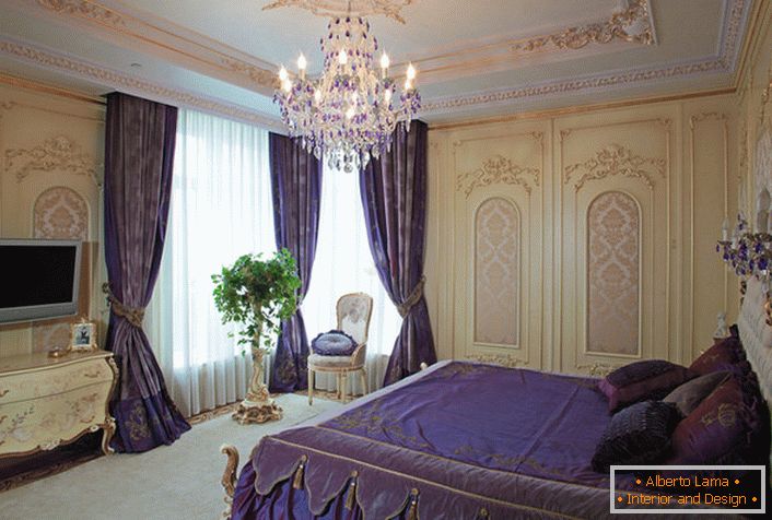 Да би дизајнирала спаваћу собу у барокном стилу, дизајнер је користио тамне пурпурне акценте.