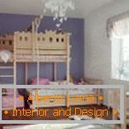 Дечија соба са дрвеним двокреветним креветом
